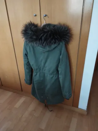 Abrigo verde militar con capucha