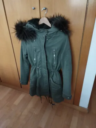 Abrigo verde militar con capucha