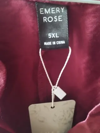 Blusa de Emery Rose con etiquetas