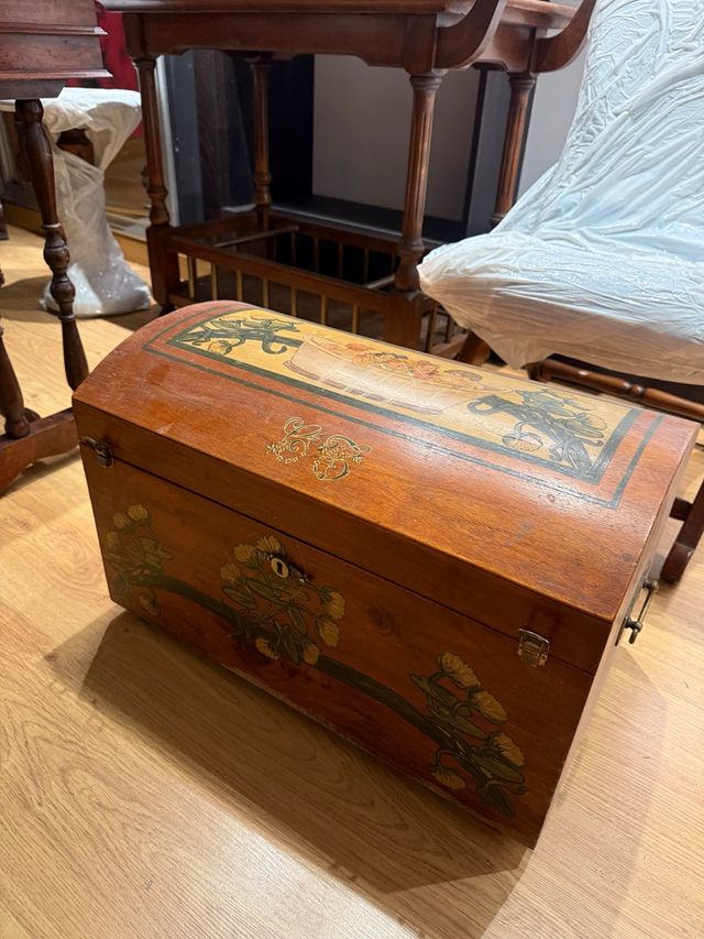 Baúl de madera decorado