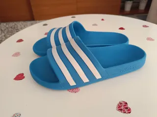Chanclas Adidas Azules y Blancas