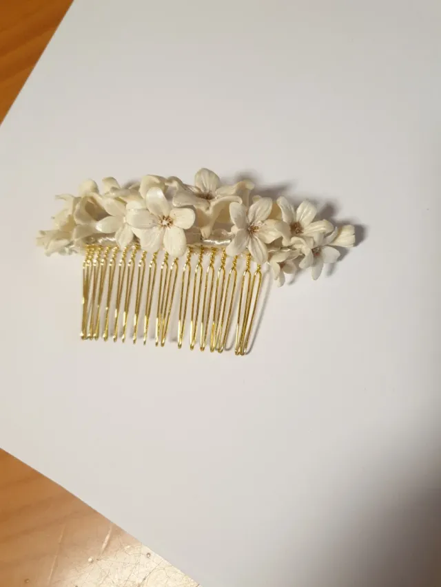 Peineta de flores dorada y blanca