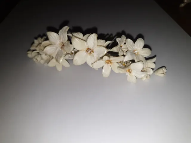 Peineta de flores dorada y blanca