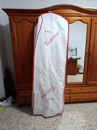 Traje de Novia El Victorioso beige o blanco roto.
