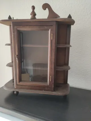 Mueble de madera con vitrina