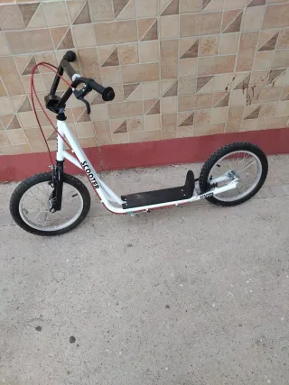 Patinete tipo bici con ruedas grandes