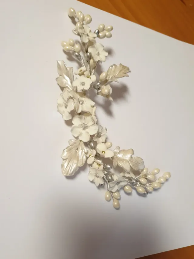 Tiara Flores Porcelana Plata y Blanco