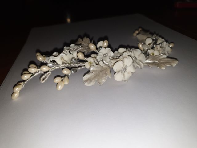 Tiara Flores Porcelana Plata y Blanco
