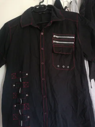 Camisa gótica/punk negra con cremalleras