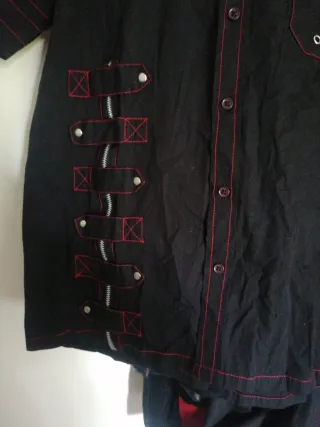 Camisa gótica/punk negra con cremalleras