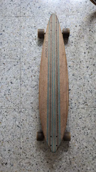Longboard de madera con diseño de rayas