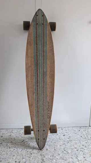 Longboard de madera con diseño de rayas