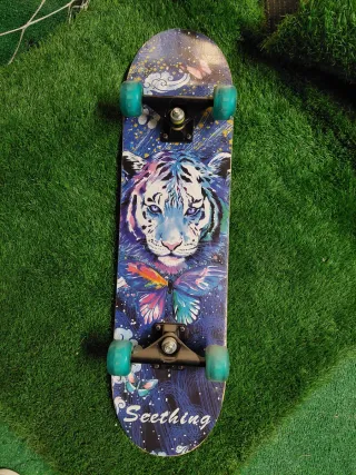 Monopatín con diseño de tigre y mariposa