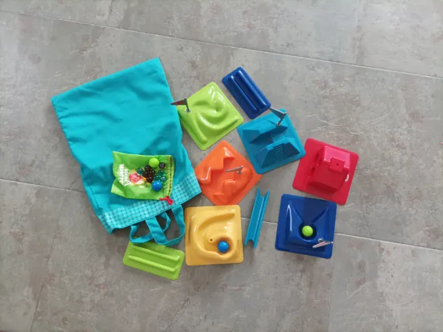 Jogo de bolinhas e percurso de habilidade