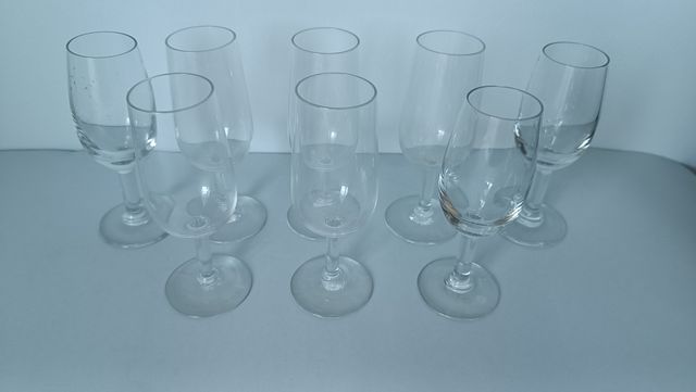 Set de copas y vasos de cristal