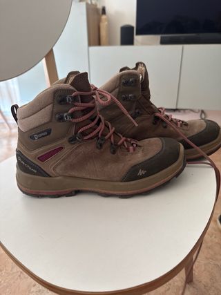 Botas de montaña waterproof Decathlon.