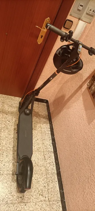 Patinete Eléctrico Negro marca ninbot.
