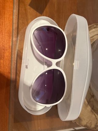 Gafas de sol blancas y moradas