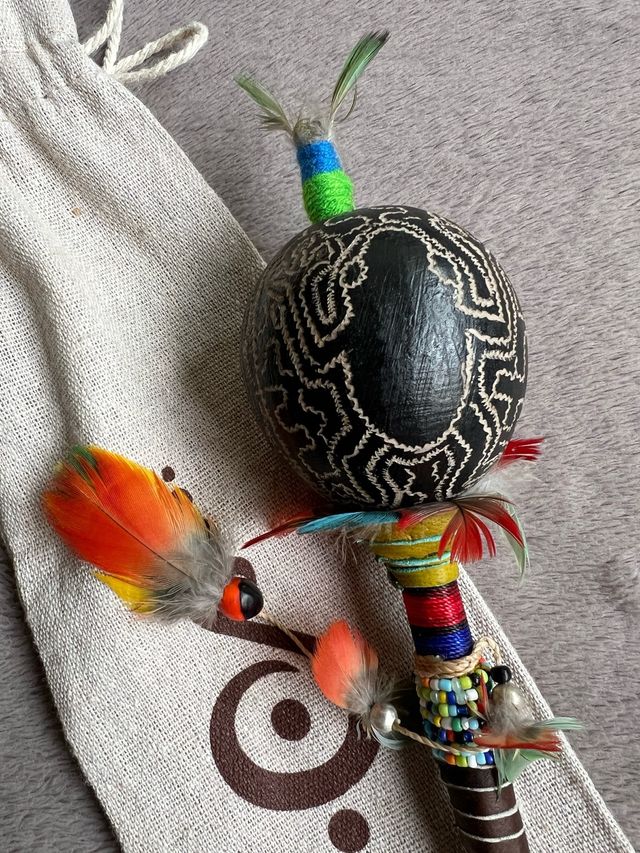 Maraca pequeña Sapo con Plumas