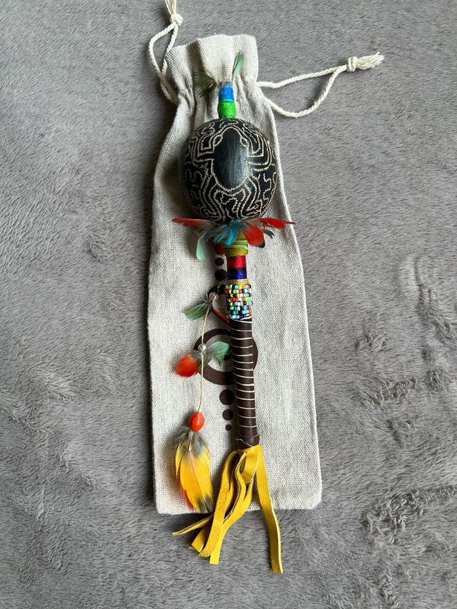 Maraca pequeña Sapo con Plumas