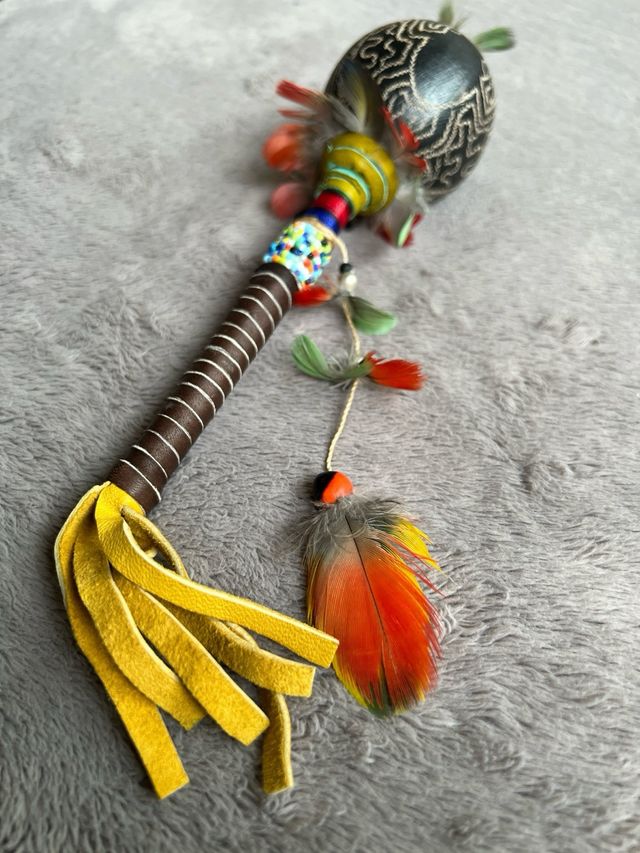 Maraca pequeña Sapo con Plumas