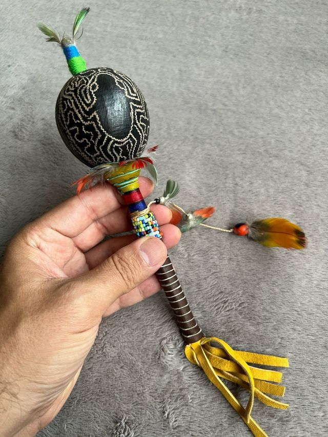 Maraca pequeña Sapo con Plumas