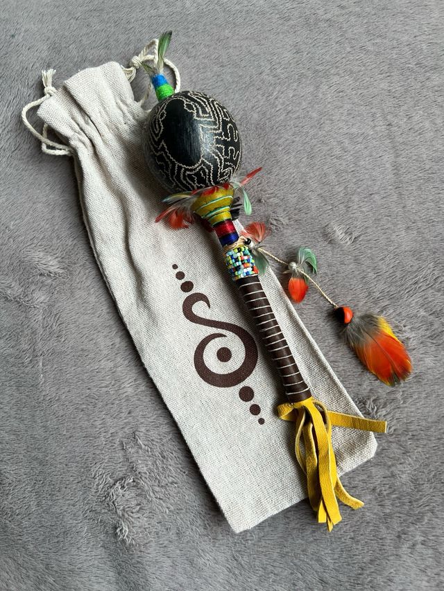 Maraca pequeña Sapo con Plumas