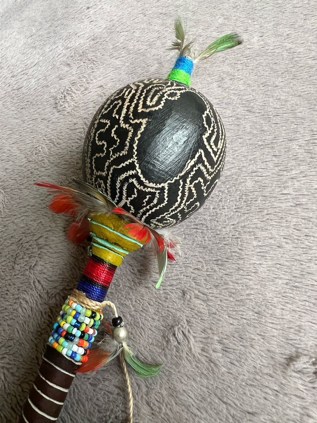Maraca pequeña Sapo con Plumas