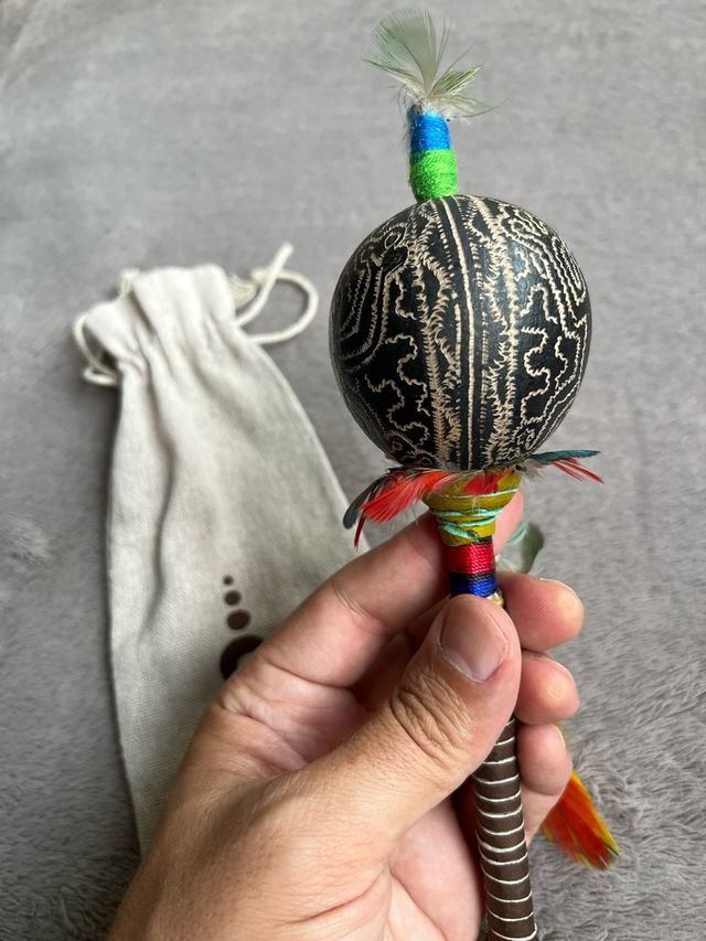 Maraca pequeña Sapo con Plumas