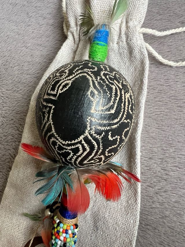 Maraca pequeña Sapo con Plumas