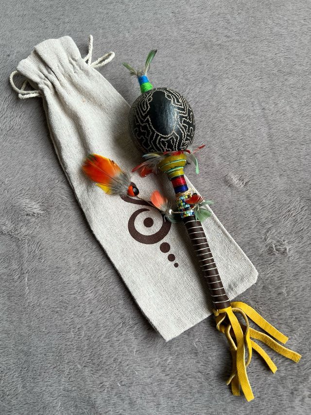 Maraca pequeña Sapo con Plumas