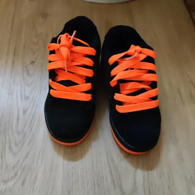 Zapatos con ruedas negros y naranjas