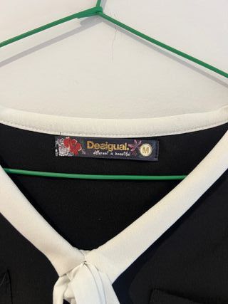 Blusa Desigual Negra con Detalles Blancos Talla M