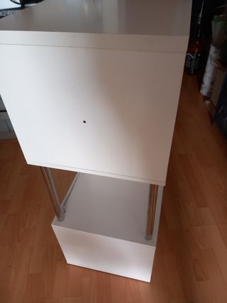Mesa barra alta blanca y plateada