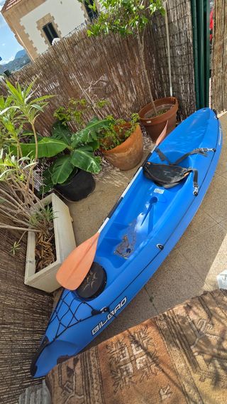 Kayak monoplaza azul con remo