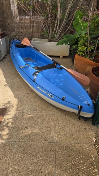 Kayak monoplaza azul con remo
