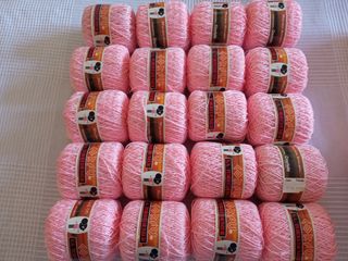20 ovillos hilo rosa claro