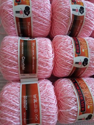 20 ovillos hilo rosa claro