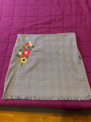 Falda mini patagallo con flores bordadas