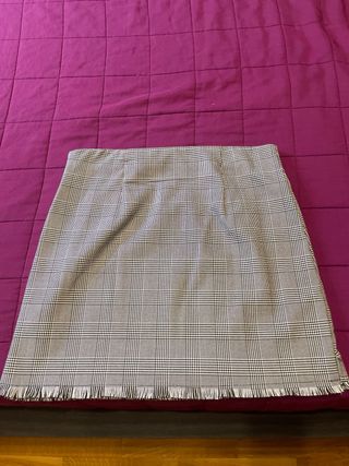 Falda mini patagallo con flores bordadas