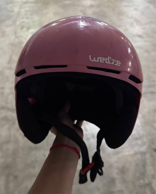 Casco rosa con diseño de hojas