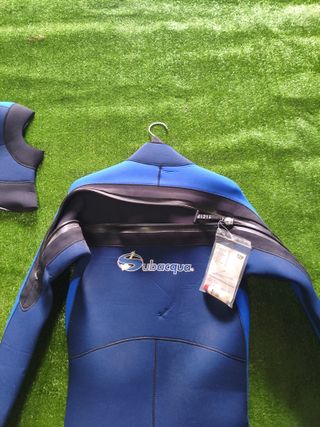 Traje de buceo azul y negro