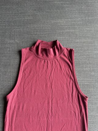 Camiseta sin mangas cuello alto