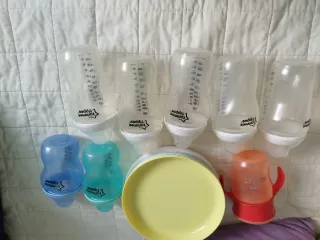 Lote 7 Biberones Tommee Tippeezy platos plástico