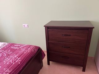 Dormitorio completo: Cama, 2 mesitas y cómoda