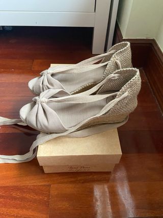Alpargatas beige con lazo