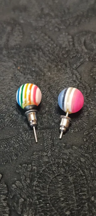 Orecchini a sfera colorati