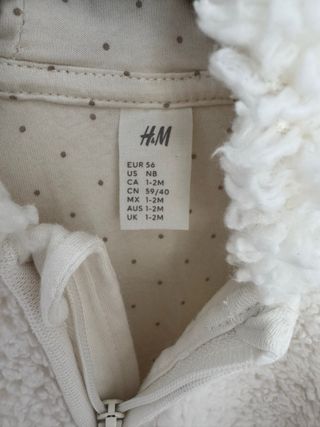 Fato de bebé quentinho com capuz