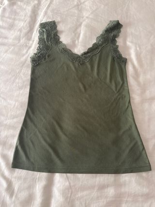 Camiseta verde con encaje. Da para una talla S