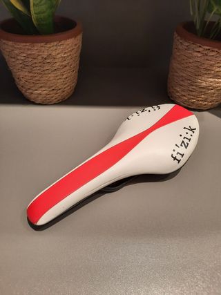 Sillín Fizik Tundra Blanco y Rojo